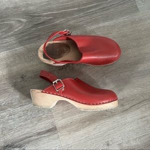Lotta red clogs